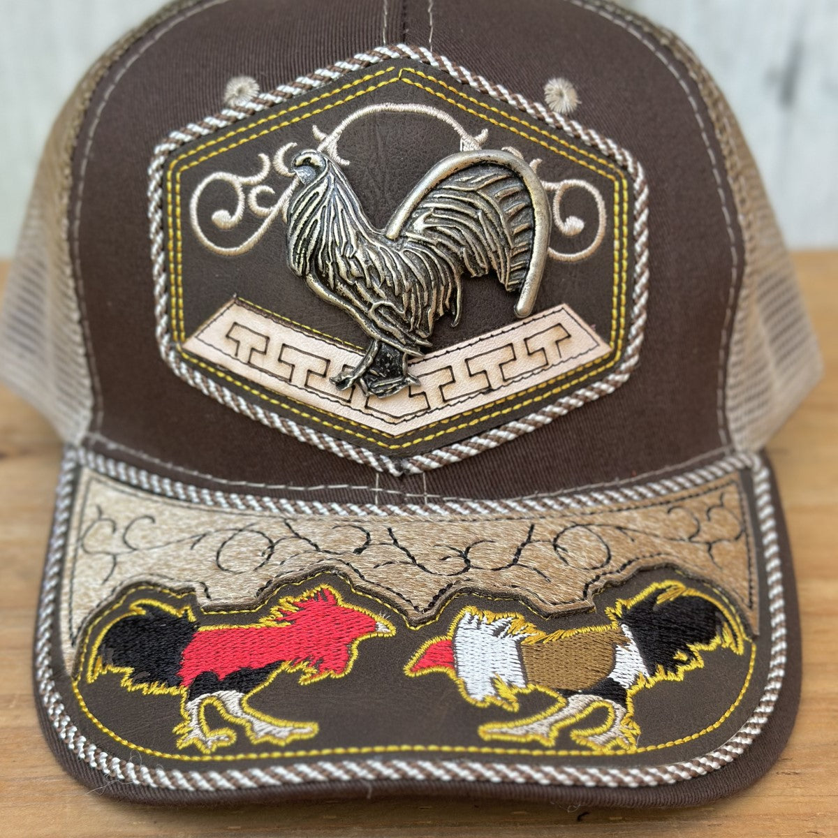 Gorra Vaquera Café con Gallos - Gorras Artesanales Mexicanas (2)