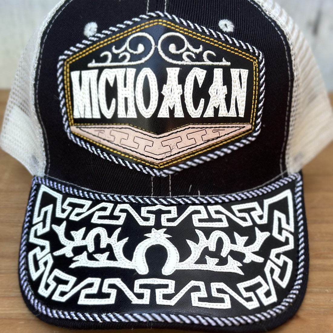 Gorra de Michoacan Negra con Diseño Greca - Gorras Mexicanas Artesanales (2)